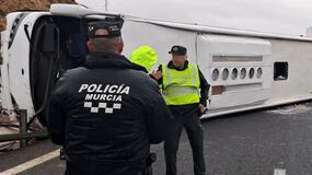 Autobús vuelca en la A-7 de Murcia con más de 40 pasajeros en su interior