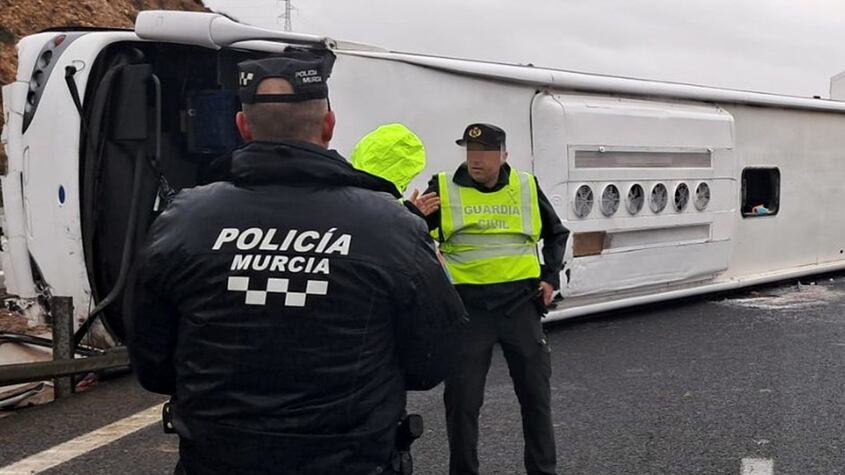 Accidente de autobús volcado en la A-7 de Murcia a Alicante)