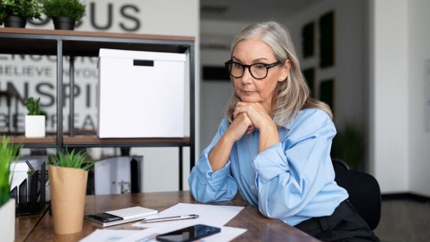 ¿Cuánto tiempo se debe cotizar para acceder al subsidio por desempleo de mayores de 52 años?