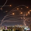 Hamás ataca con misiles Tel Aviv, pero el Domo de Israel intercepta los ataques