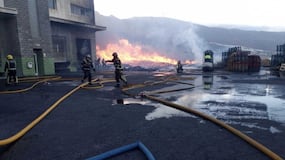 Último momento: Así está el incendio en una nave de Guimar, en Tenerife