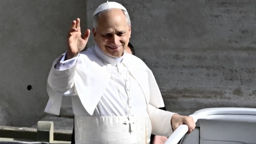 Papa León XIV saluda a los fieles camino a la misa inaugural en El Vaticano.