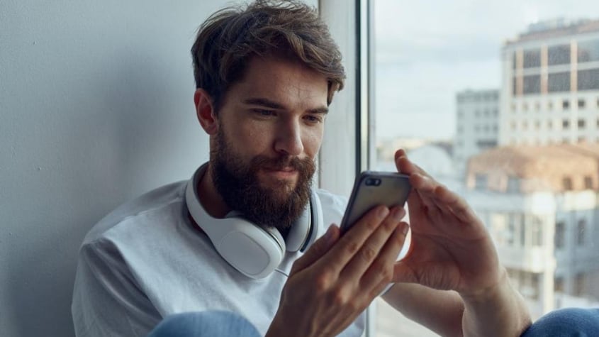 Una persona usando su teléfono móvil.