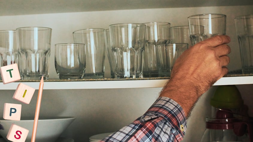 Apilar vasos es una costumbre de abuelas: la efectiva técnica para ganar espacio en el armario