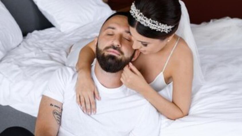 El imperdible video viral de un novio que se queda dormido antes de llegar a la iglesia