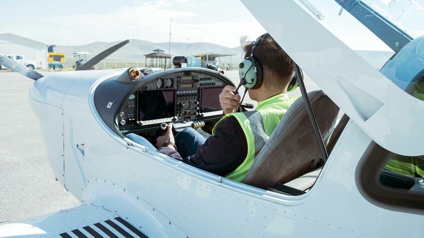 Piloto pierde el control de su avión al abrirse la cabina en pleno vuelo y sobrevive