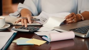 Cuál es la razón por la que un trabajador en España cobra más unos meses y otro menos, según especialista laboral de UGT