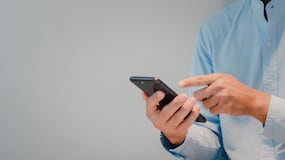 El truco viral para arreglar la pantalla de tu móvil: ¿Es real o una estafa más de internet?