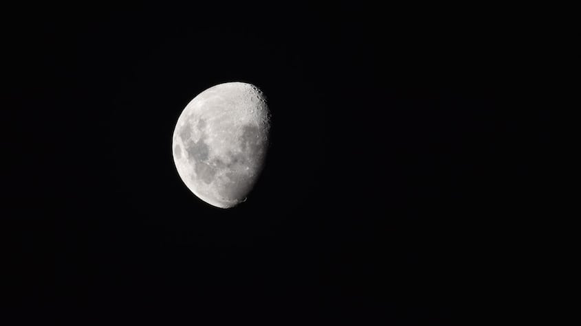 Descubren un misterioso e inmenso objeto en el “lado oscuro” de la Luna