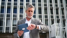 Esto dice la ciencia sobre las personas que siempre llegan tarde