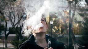 Especialistas explican las diferencias entre fumar y “vapear”