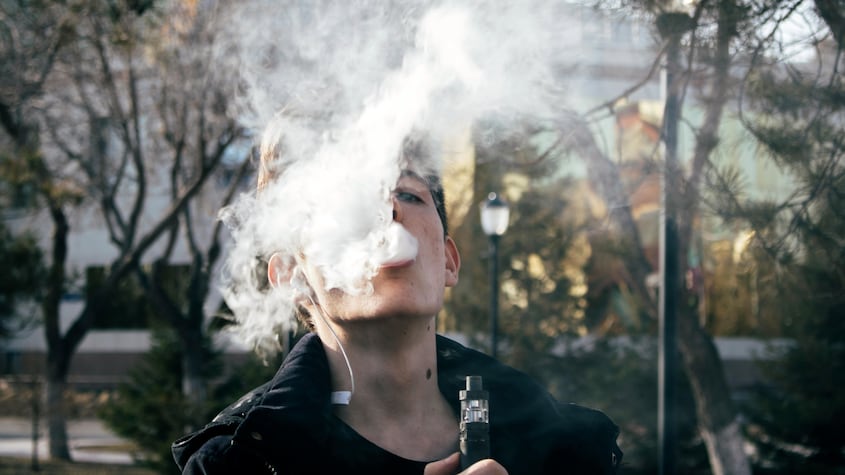 Especialistas explican las diferencias entre fumar y “vapear”