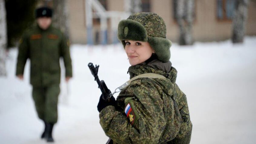 Mujeres soldados tanto de Ucrania como de Rusia también protagonizan la guerra