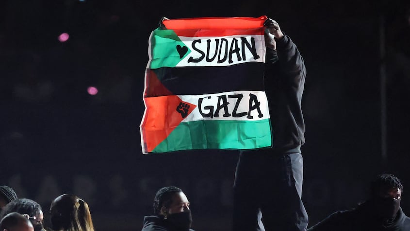 Manifestante levantó una bandera palestina durante la actuación de Kendrick Lamar en la Super Bowl LIX
