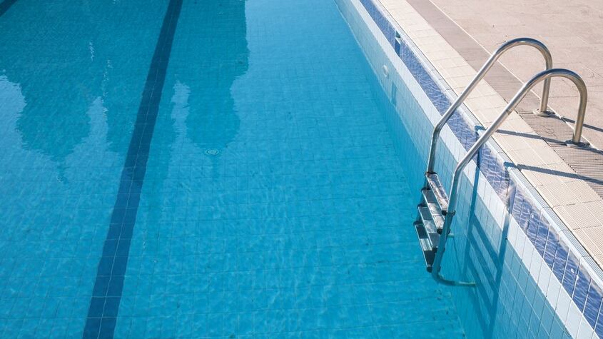 Bebé muere en piscina