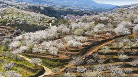 Si buscas piscinas naturales y senderismo tienes que visitar este pueblo español