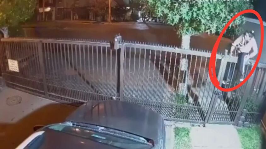 Desopilante video: mujer que intentaba robar una casa quedó atrapada y desnuda