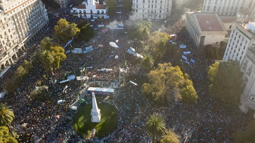 FOTOS: Así fue la marcha universitaria en Argentina; miles de personas salieron a la calle este 23 de abril