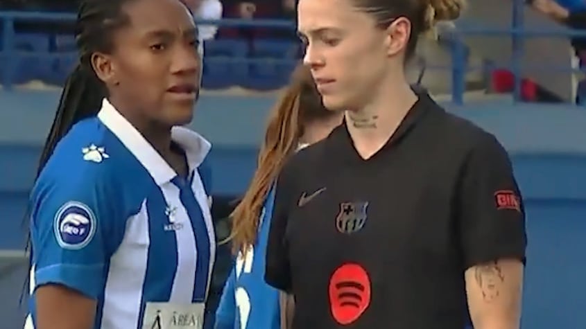 Mapi León y Daniela Caracas en el partido entre Barcelona y Espanyol de La Liga F