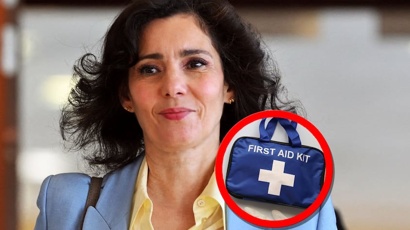Hadja Lahbib y el kit de emergencia.