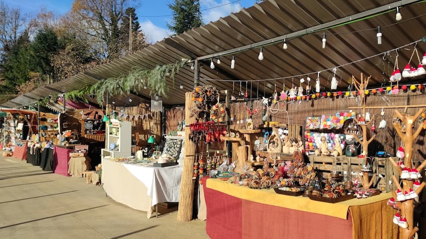 Puestos de artesanos en la Feria del Abeto de Espinelves
