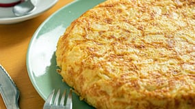 Británica prueba su primera tortilla española y causa polémica con su comentario