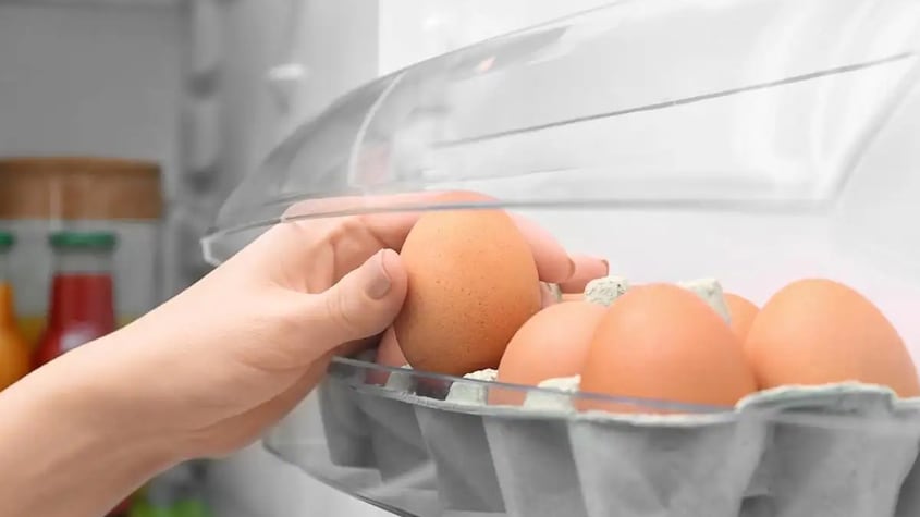 Guardar los huevos en la nevera es una de las formas más sencillas de mantener los huevos frescos.