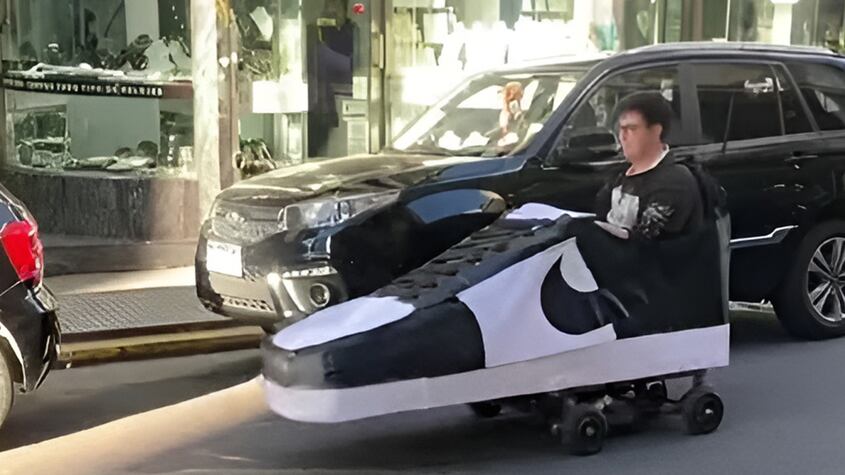 Joven se hace viral por recorrer las calles de Buenos Aires... ¡con una zapatilla!