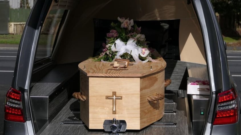 Mujer es declarada muerta y “revive” cuando estaba punto de ser enterrada