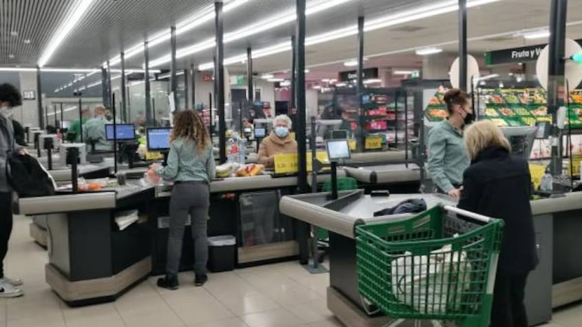 La fila de la compra en un Mercadona.