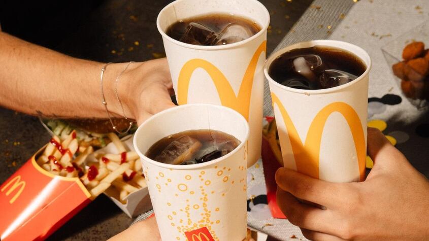 ¿Realmente la Coca-Cola sabe mejor en Mc Donalds?