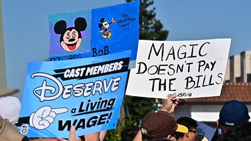 Trabajadores de Disneyland votan ir a huelga, la primera en 40 años