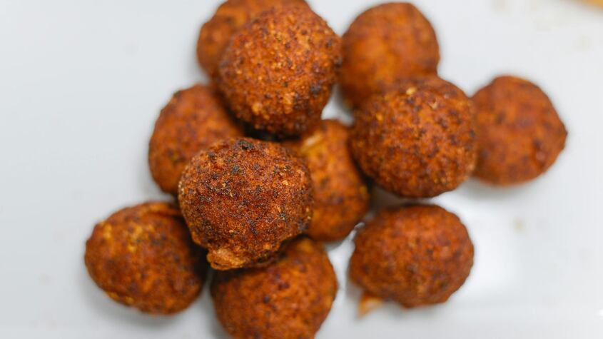 Quitan de los supermercados una marca de croquetas por tener plástico dentro