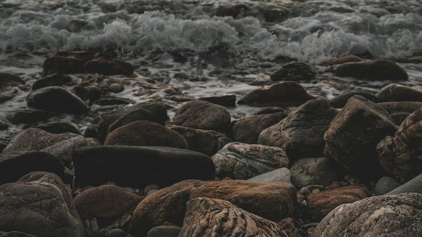 El peligroso motivo por el que nadie debería llevarse piedras de las playas