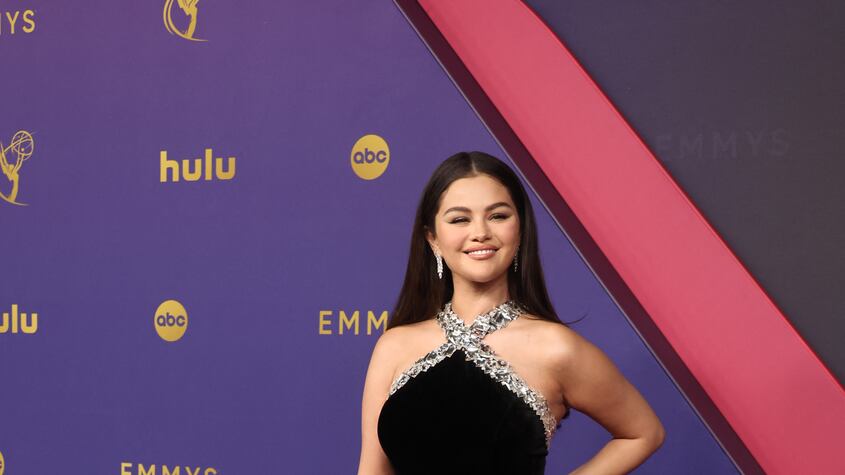 Selena Gomez en la edición 76 de los premios Emmys.