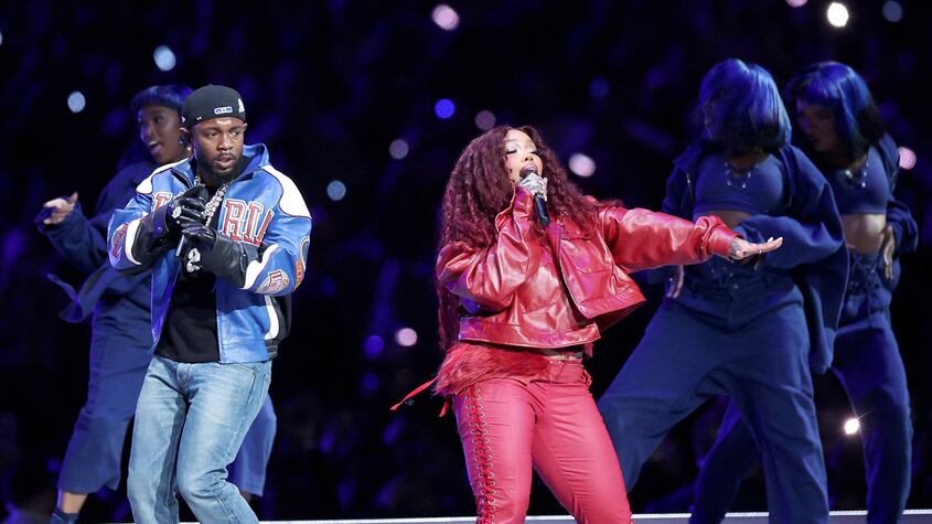 Kendrick Lamar y SZA actuando en el medio tiempo de la Super Bowl LIX