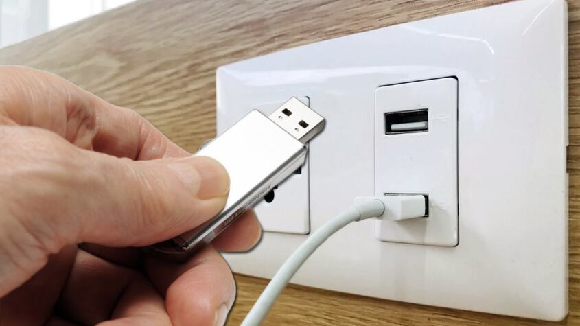 Memoria USB en un cargador