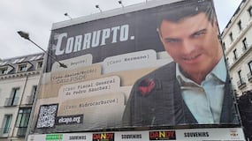 ¿Por qué retiraron la lona de Hazte Oír contra Pedro Sánchez frente al Congreso?