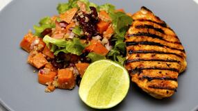Esto pasa si comes 300 gramos de pollo cada semana, según estudios