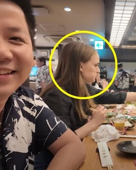 Tiktoker graba reseña en restaurante de Tokio y no se da cuenta que al lado come Natalie Portman