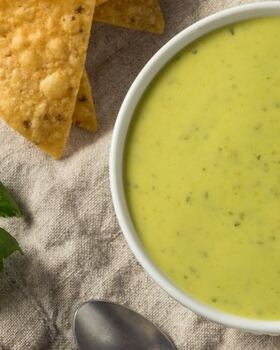 El truco de los taqueros para que el guacamole dure más tiempo